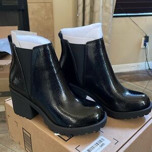 Soda Lug Sole Mid Heel Chelsea Fashion Ankle Bootie w/Double Elastic Gore size 7